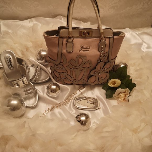 ADORABLE vinatge guess purse 👛 with cute flower 🌸 and crystal details! - Picture 4 of 17